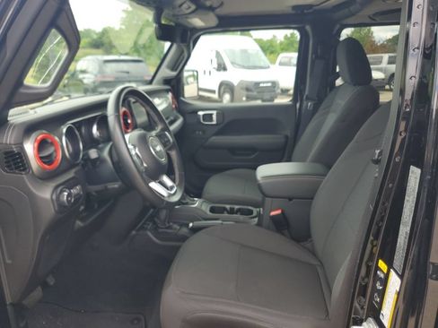 Used 2022 Jeep Wrangler Unlimited Sahara AWD/4WD image 5