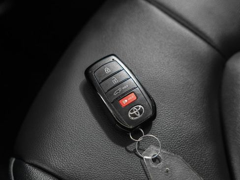 Used 2025 Toyota Highlander XLE AWD/4WD image 45