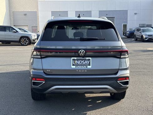 Used 2025 Volkswagen Taos SE w/ Panoramic Sunroof Package FWD image 4