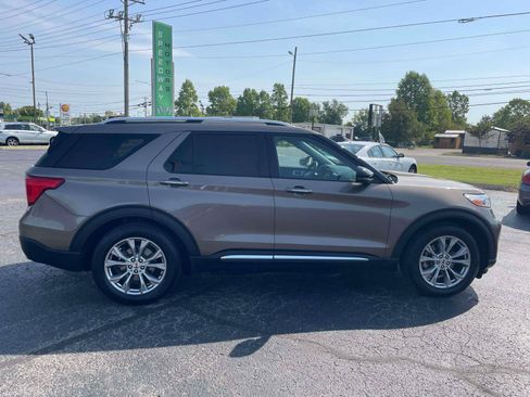 Used 2021 Ford Explorer Limited w/ Equipment Group 301A RWD image 9