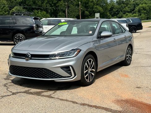 Used 2025 Volkswagen Jetta SE FWD image 5