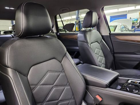 Used 2025 Volkswagen Atlas SE image 13