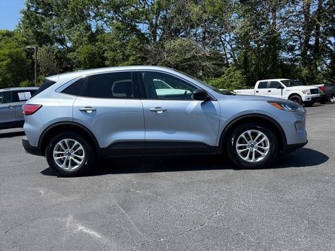 Used 2022 Ford Escape SE w/ Cold Weather Package FWD image 3