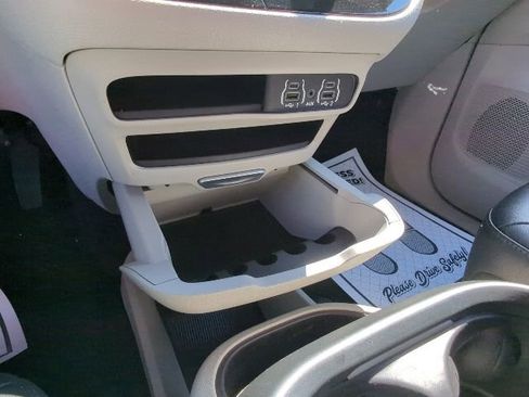 Used 2024 Chrysler Pacifica Touring-L image 27