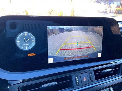 Used 2024 Lexus ES 300h w/ Premium Package image 17