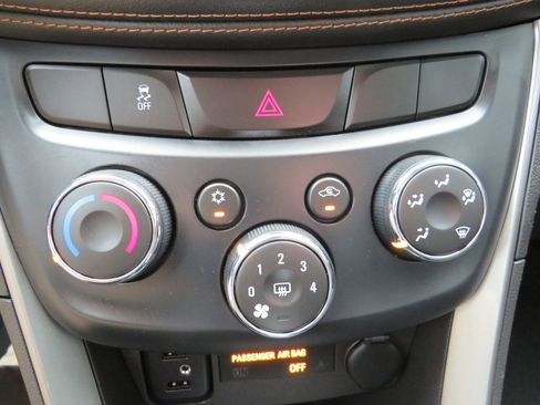 Used 2018 Chevrolet Trax LT w/ LT Convenience Package image 21