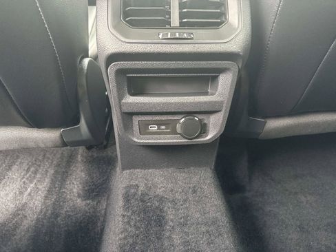 Used 2022 Volkswagen Tiguan SE w/ Panoramic Sunroof Package AWD/4WD image 16