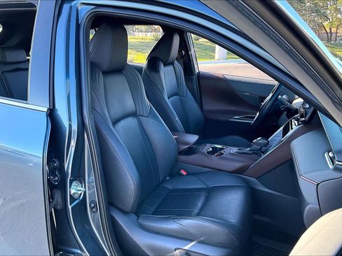 Used 2024 Toyota Venza Limited image 8