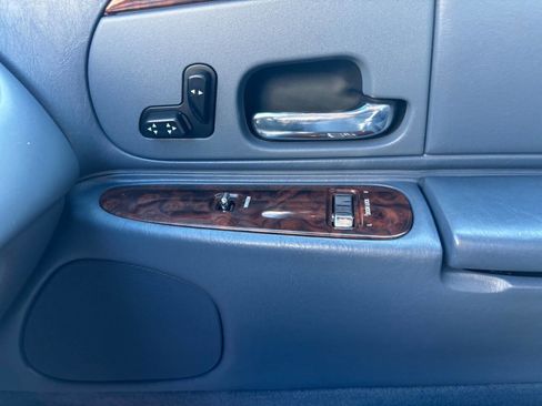 Used 2000 Lincoln Town Car Signature image 24