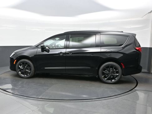 New 2027 Chrysler Pacifica Limited AWD/4WD image 4