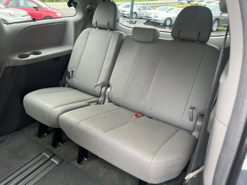 Used 2017 Toyota Sienna XLE w/ XLE Navigation Package FWD image 28