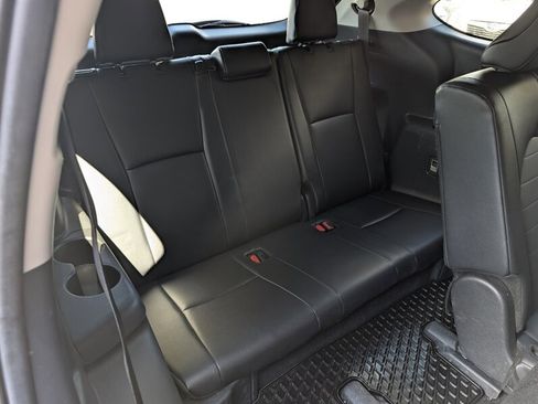 Used 2025 Toyota Highlander XLE image 32