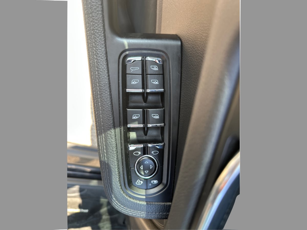 Used 2020 Porsche Macan w/ Premium Package Plus AWD/4WD image 36