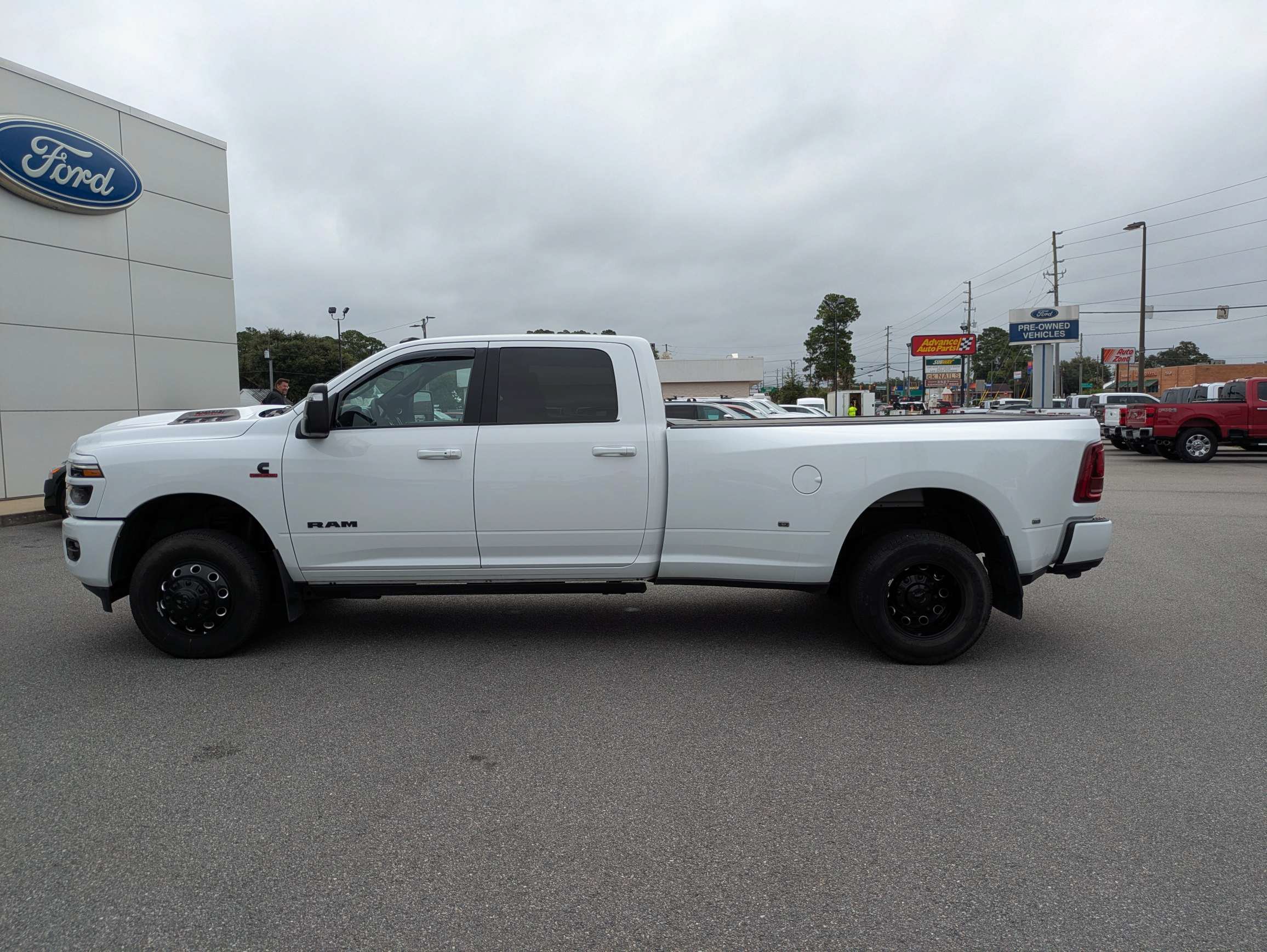 Used 2025 RAM 3500 Laramie AWD/4WD image 7