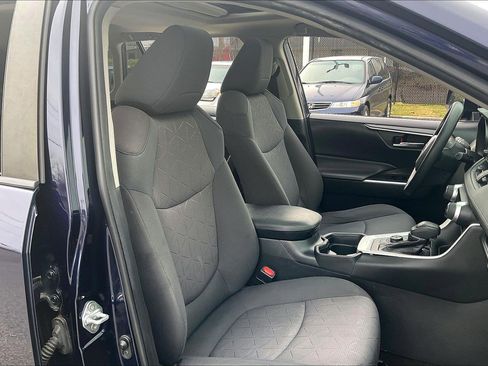 Used 2020 Toyota RAV4 XLE image 9