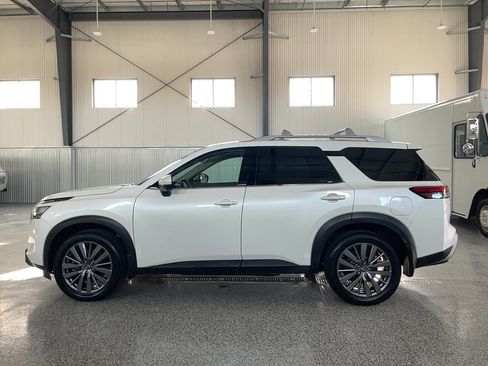 Used 2023 Nissan Pathfinder SL w/ SL Premium Package AWD/4WD image 3