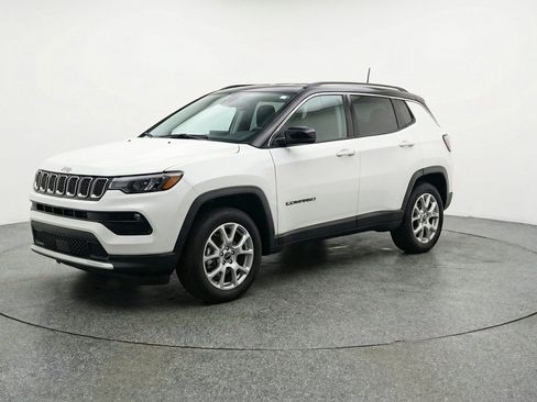 Used 2025 Jeep Compass Limited AWD/4WD image 3