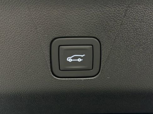 Used 2025 Chevrolet Suburban High Country image 14