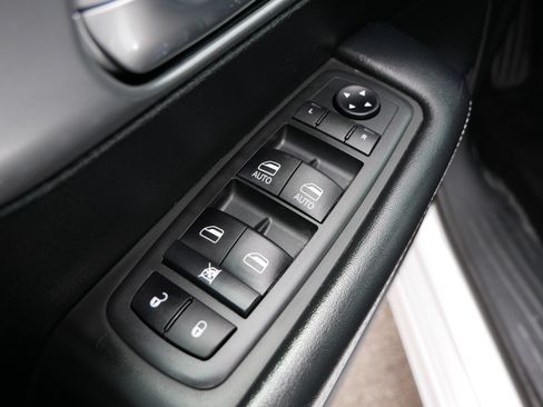 Used 2020 Chrysler Pacifica Touring-L w/ S Appearance Package FWD image 19