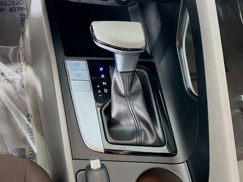 Certified 2024 Hyundai Elantra SEL image 17