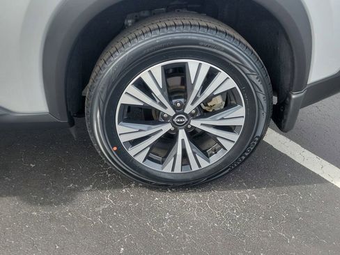 Used 2023 Nissan Rogue SV image 5