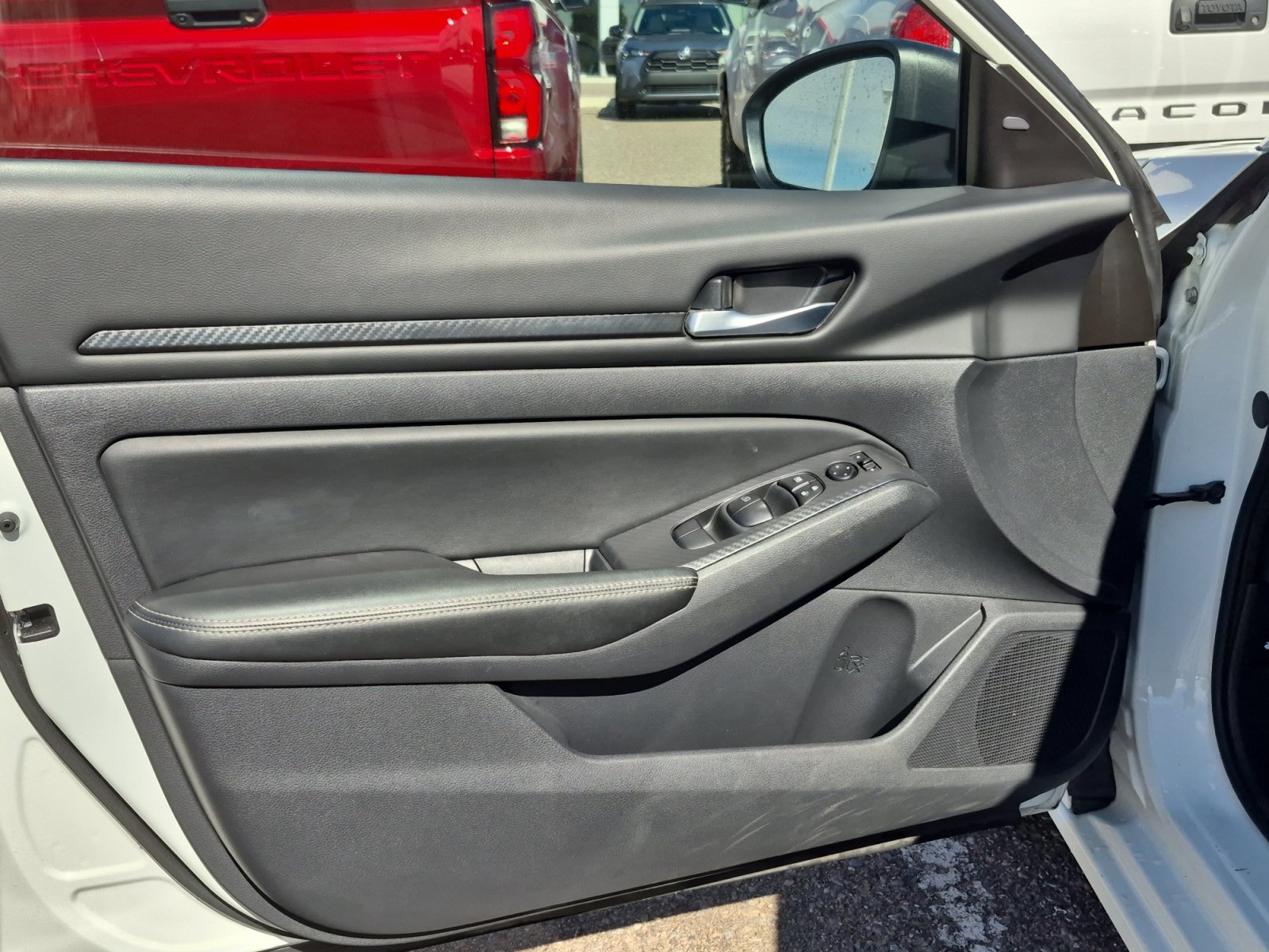 Used 2025 Nissan Altima 2.5 SV FWD image 14