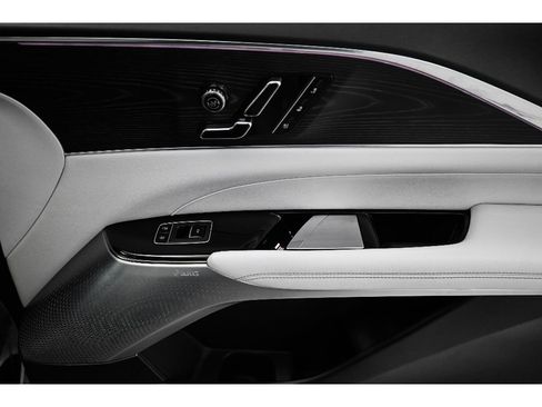 Used 2024 Cadillac Lyriq Luxury RWD image 18
