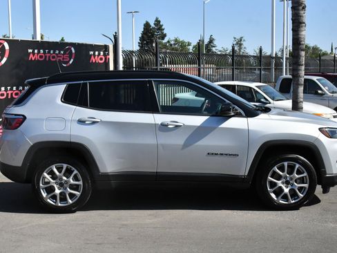 Used 2025 Jeep Compass Limited AWD/4WD image 9