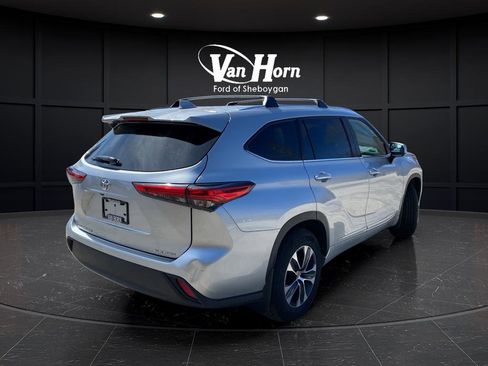 Used 2020 Toyota Highlander XLE AWD/4WD image 7