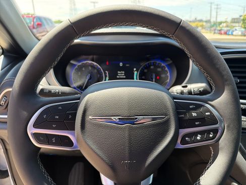 Used 2026 Chrysler Pacifica Limited FWD image 16