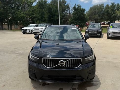 Used 2025 Volvo XC40 B5 Core AWD/4WD image 2