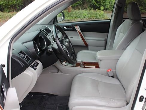 Used 2012 Toyota Highlander Limited w/ Tow Pkg AWD/4WD image 10