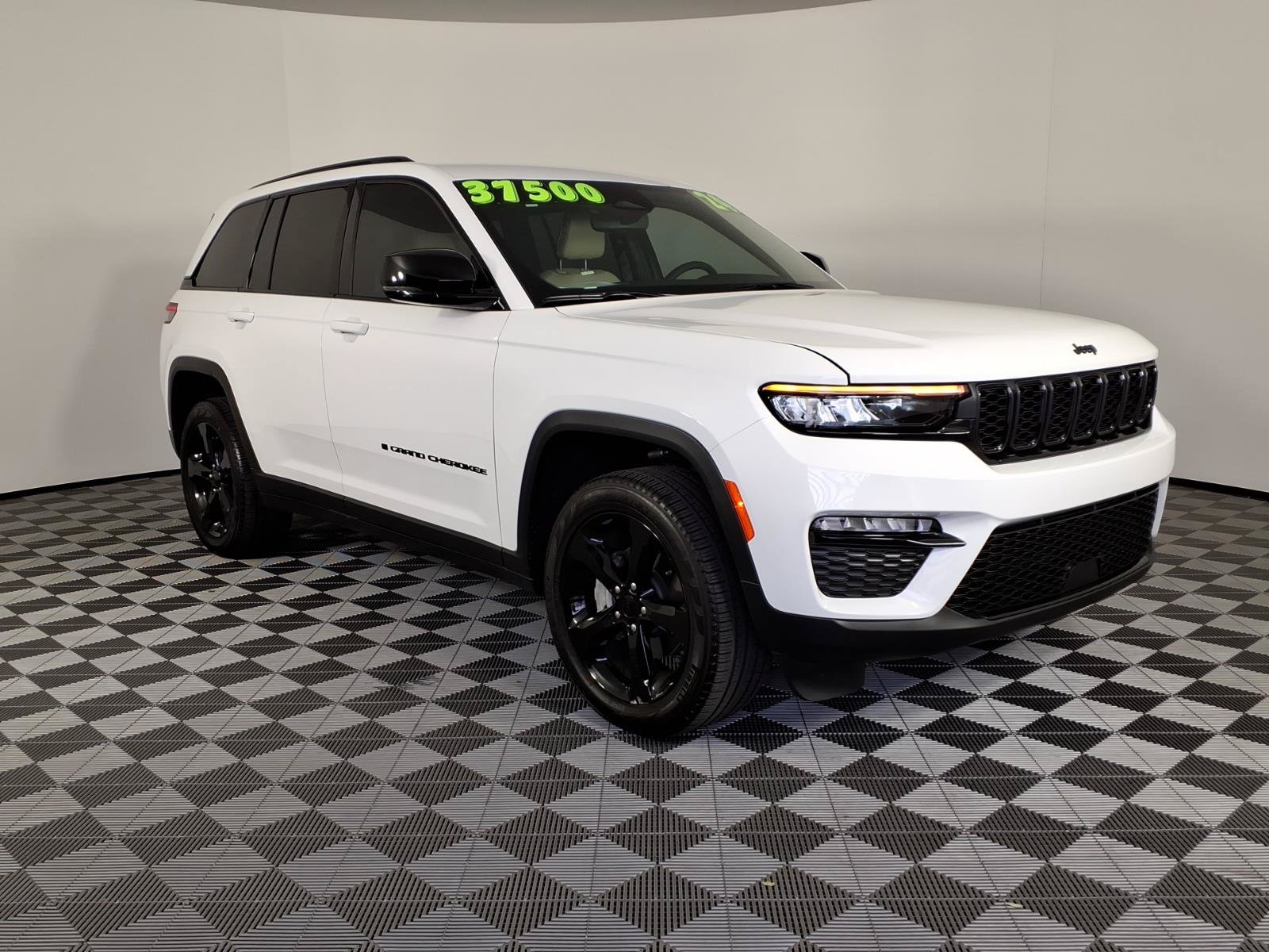 Used 2024 Jeep Grand Cherokee Limited w/ Black Appearance Package AWD/4WD image 5
