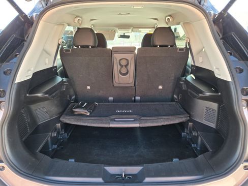 Used 2018 Nissan Rogue SV w/ Premium Package image 10