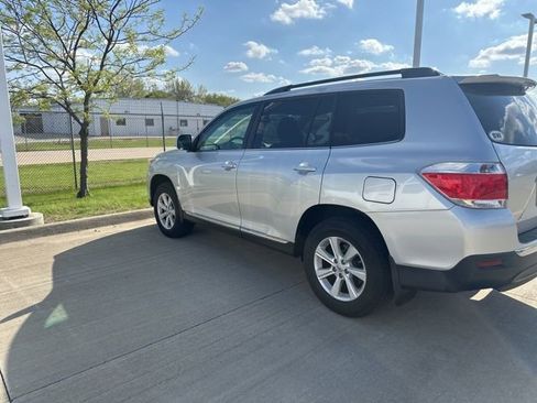 Used 2011 Toyota Highlander 4WD w/ Tech Pkg image 2