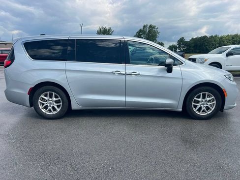 Used 2023 Chrysler Pacifica Touring-L FWD image 5