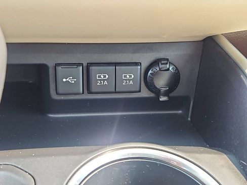 Used 2021 Toyota Highlander XLE AWD/4WD image 18
