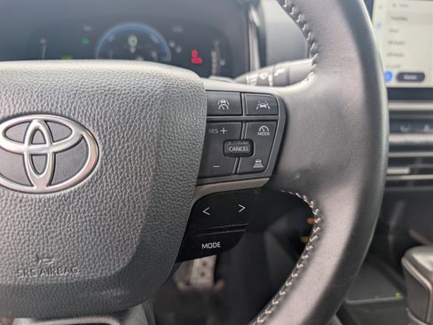 Used 2025 Toyota Camry SE FWD image 35