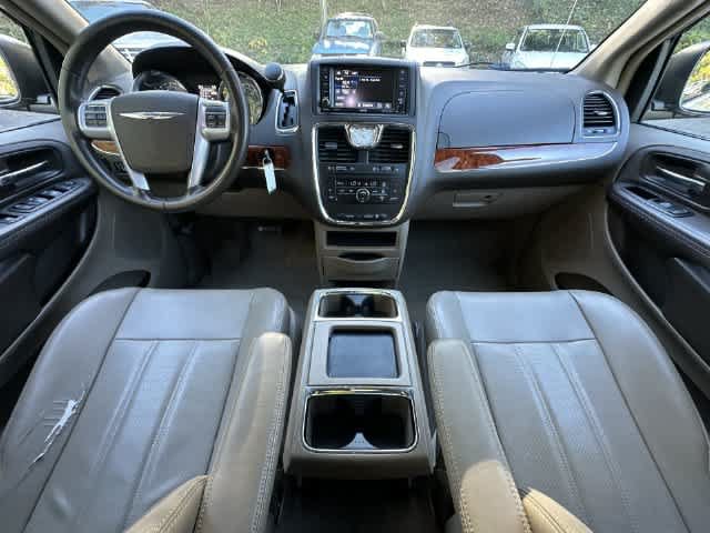 Used 2014 Chrysler Town & Country Touring-L FWD image 16