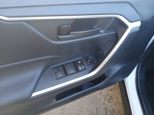 Used 2021 Toyota RAV4 LE FWD image 13