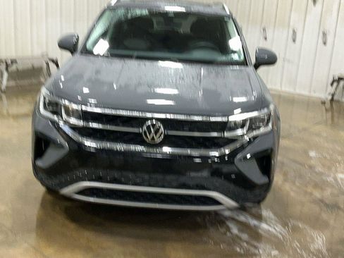 Used 2022 Volkswagen Taos SEL image 2