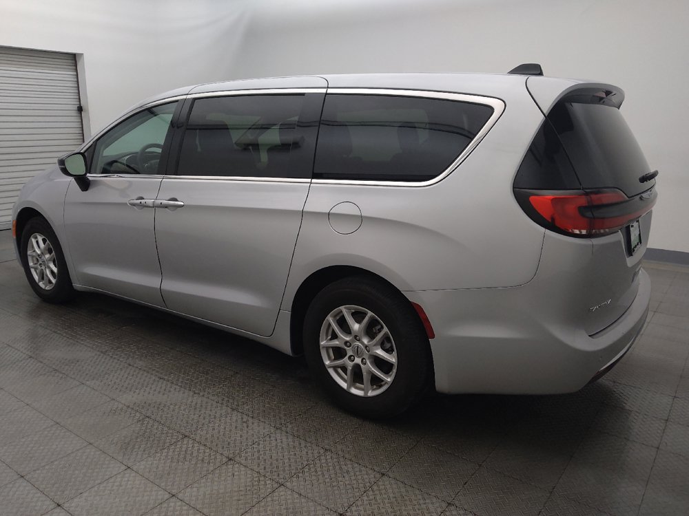 Used 2024 Chrysler Pacifica Touring-L FWD image 3