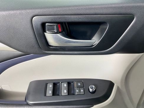 Used 2018 Toyota Highlander XLE image 24