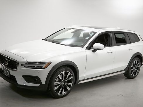 Certified 2024 Volvo V60 B5 Cross Country Ultimate image 6