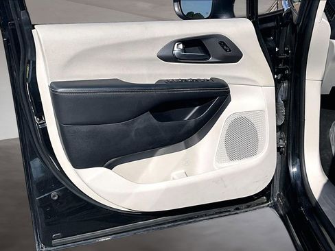 Used 2023 Chrysler Pacifica Touring-L FWD image 19