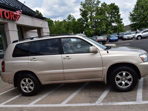 Used 2005 Toyota Highlander 4WD V6 w/ 3rd Row image 6