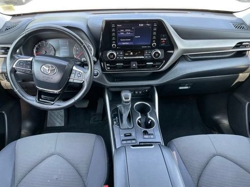 Used 2021 Toyota Highlander LE AWD/4WD image 15