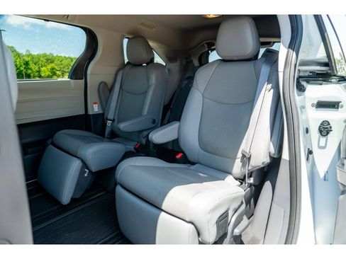 Used 2022 Toyota Sienna Limited FWD image 12