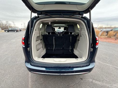 Used 2022 Chrysler Pacifica Touring-L image 18