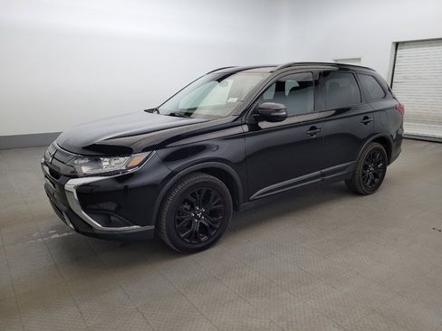 Used 2019 Mitsubishi Outlander SE image 2